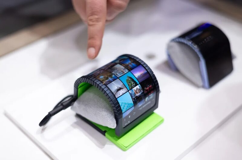 Samsung Exhibits the OLED Cling Band, a Bendable Idea, at MWC 2424